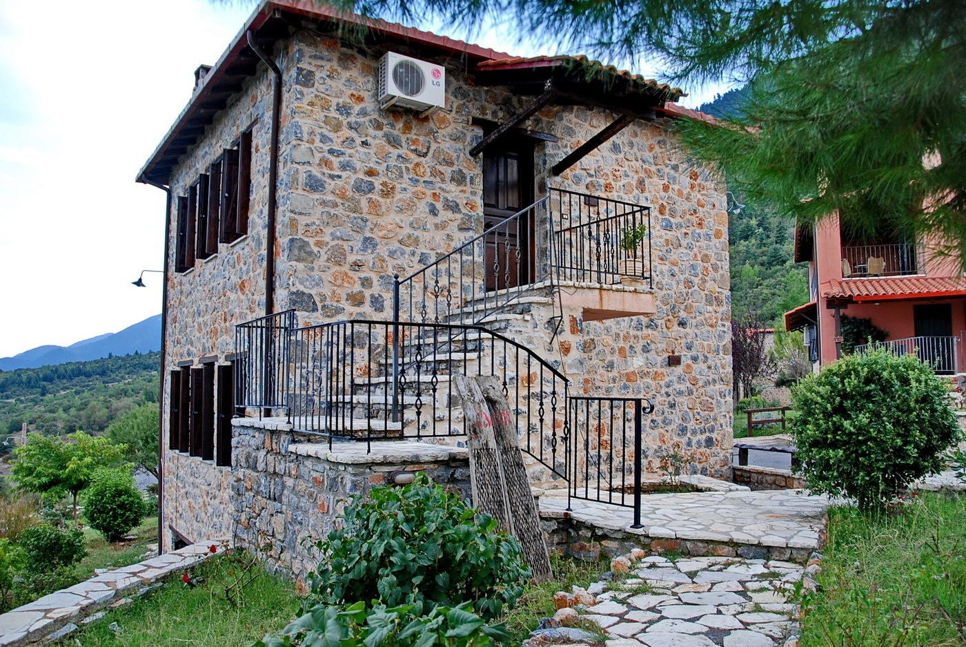Un edificio de piedra con una escalera y un balcón.