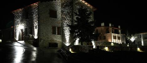 Voorkant accommodatie - avond/nacht