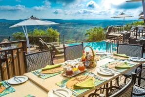 Free daily English breakfast - Umzolozolo Private Safari Lodge (Ladysmith)