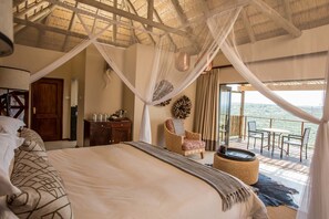 Suite presidencial, hidromasaje, vista al valle | Área de sala de estar | Televisión de pantalla plana