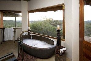 Bañera y ducha independientes, bañera profunda