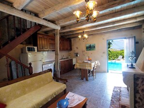 Villa de lujo, 1 habitación, vistas al mar | Zona de estar | Televisión de pantalla plana de 32 pulgadas con canales por satélite