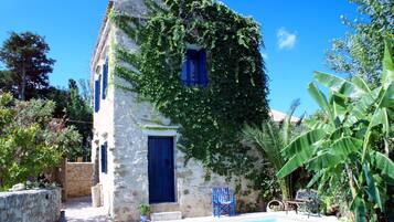 Piscine extérieure, parasols de plage, chaises longues