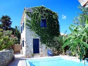 Una piscina al aire libre, sombrillas, tumbonas
