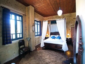 Villa de lujo, 1 habitación, vistas al mar | 1 dormitorio, caja fuerte, escritorio y sistema de insonorización