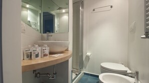 Appartement (1 Bedroom) | Badkamer | Een douche, een haardroger, een bidet, handdoeken