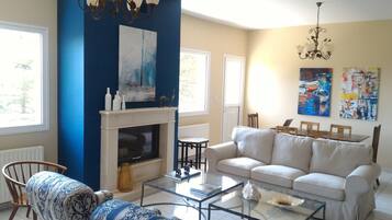 Apartment, 3 Bedrooms, Sea View | Ruang tamu | TV skrin rata