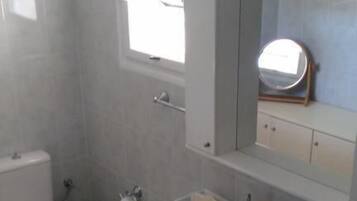 Apartment, 3 Bedrooms, Sea View | Bilik Mandi | Kelengkapan dandanan diri percuma, pengering rambut, tuala disediakan