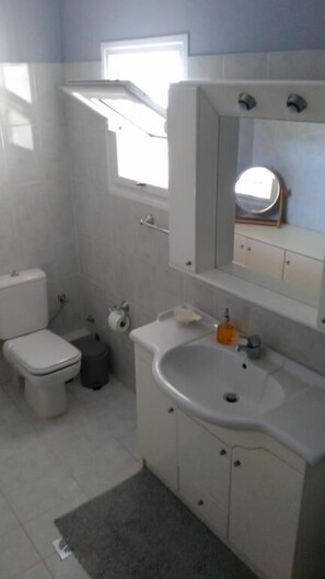 Apartment, 3 Bedrooms, Sea View | Bathroom | Free toiletries, hair dryer, towels