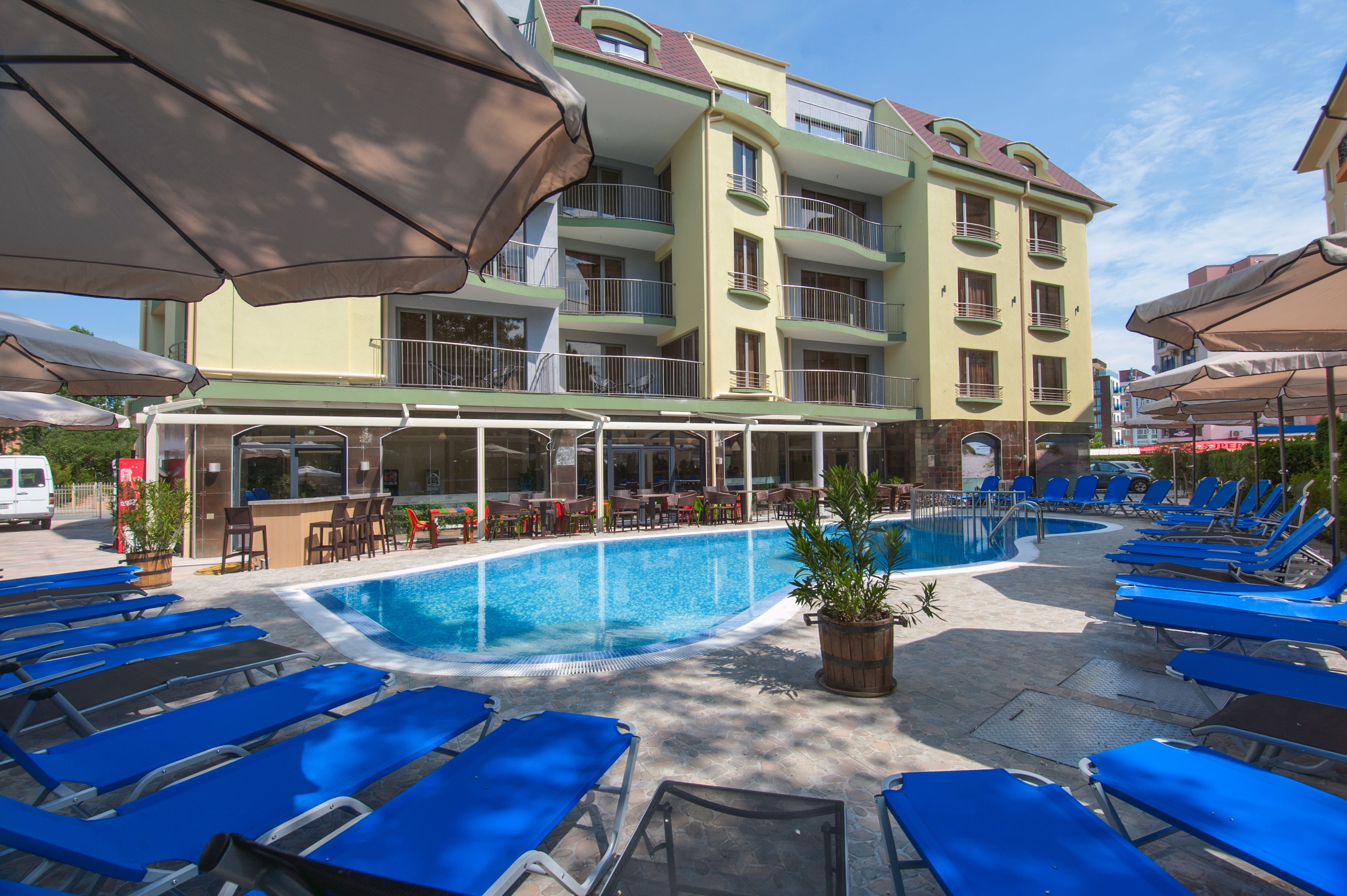 Outdoor pool, pool umbrellas, sun loungers