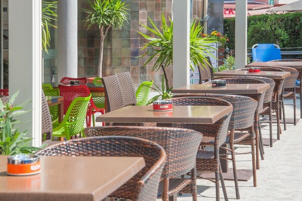 Outdoor dining - Mariner's Suites (Sunny Beach)