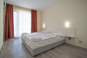 Hypo-allergenic bedding, soundproofing, iron/ironing board, bed sheets - Mariner's Suites (Sunny Beach)