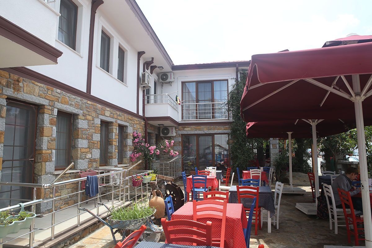 breakfast and dinner served