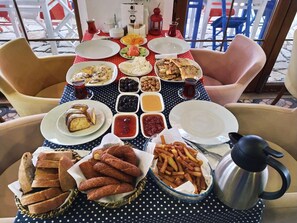 Free daily buffet breakfast  - Yeni Bademli Konukevi (Gökçeada)