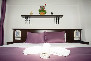 Suíte família, 1 quarto, para não fumantes | Cofres nos quartos, escrivaninha, Wi-Fi de cortesia