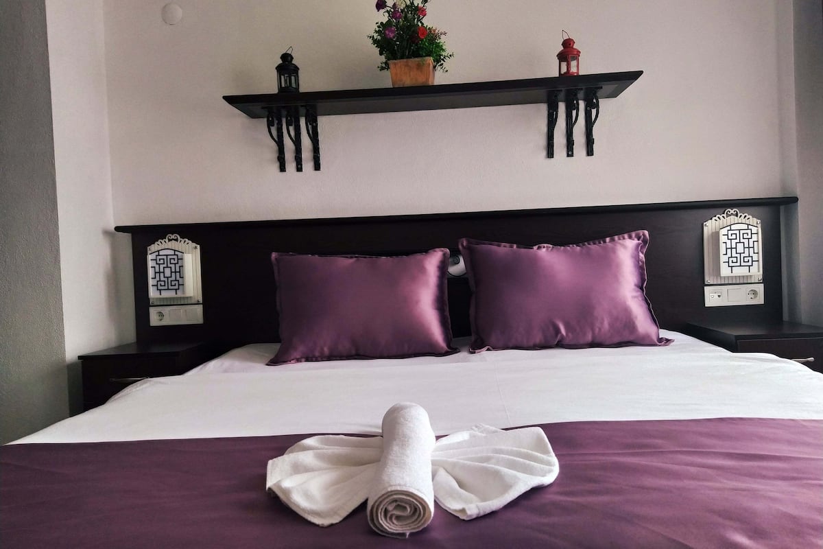 grand suite, non smoking, garden view | in-room safe, desk, free wifi