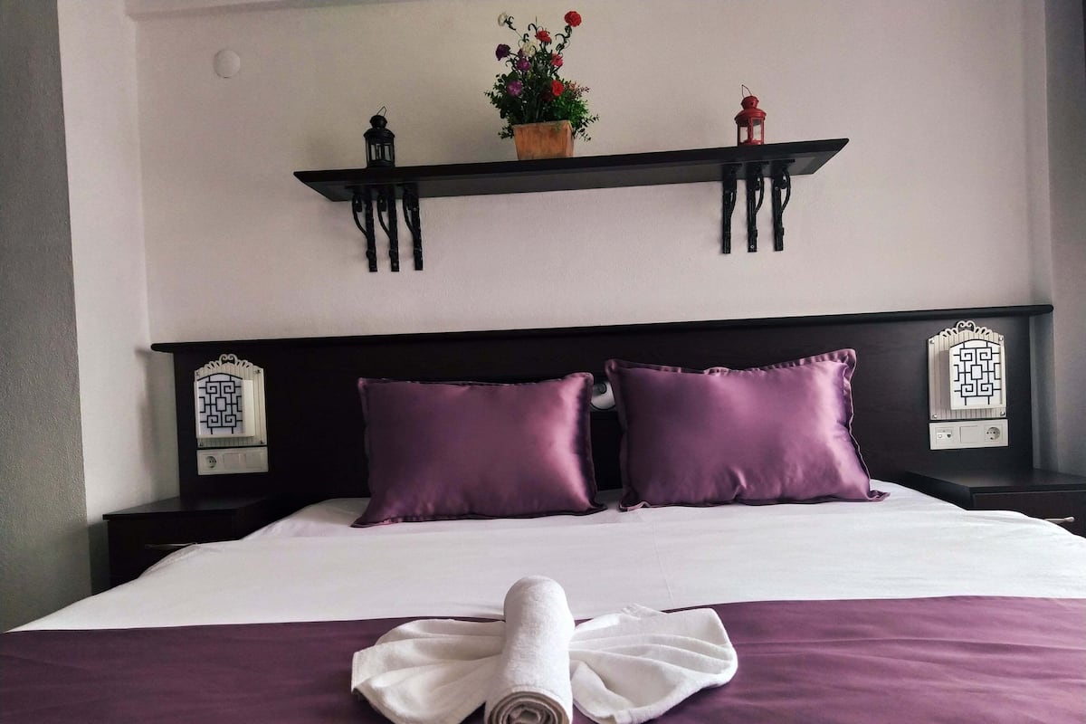 Grand suite, niet-roken, uitzicht op tuin | Een kluis op de kamer, een bureau, gratis wifi