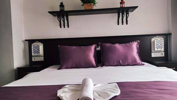 Suite Majestueuse, non-fumeurs, vue jardin | Coffres-forts dans les chambres, bureau, Wi-Fi gratuit