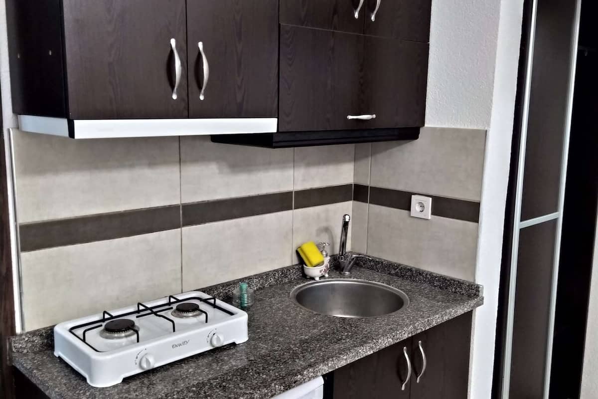 basement room | private kitchenette | stovetop, cookware/dishes/utensils