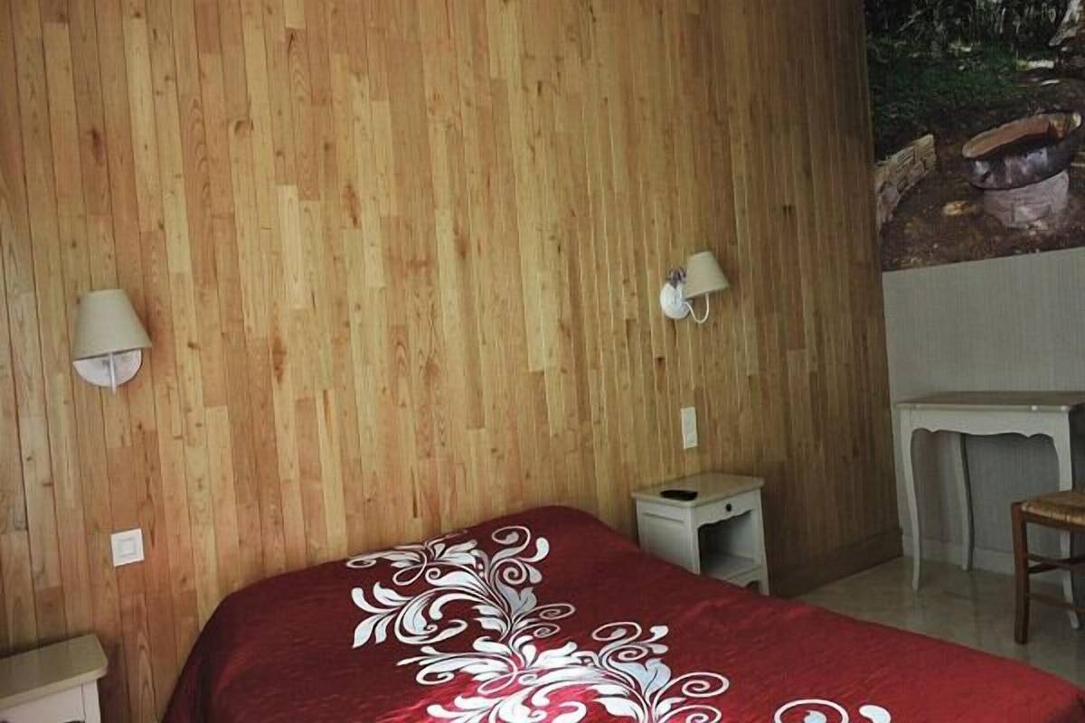 Desk, soundproofing, cots/infant beds, free WiFi