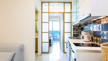 Apartemen Deluks, pemandangan laut (Top Floor G1-G3) | Dapur pribadi | Lemari es, oven, kompor, dan mesin pembuat kopi/teh