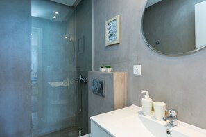 Deluxe Suite, Sea View (First Floor A2) | Bathroom | Shower, rainfall showerhead, free toiletries, hair dryer - Meltemi Coast Suites (Rethymno)