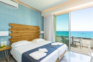 Caja de seguridad en la habitación, muebles diferentes y escritorio 