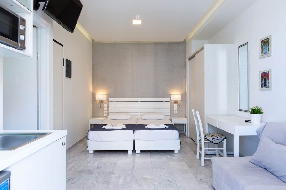 A4 Junior Suite with Side Sea view 1st Floor | 객실 내 금고, 책상, 암막 커튼, 방음 설비