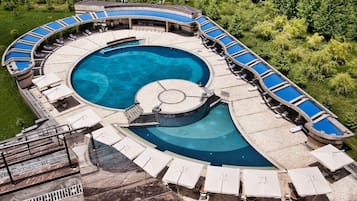 Inomhuspool, utomhuspool och solstolar