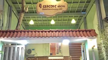 Vista frontal de la propiedad