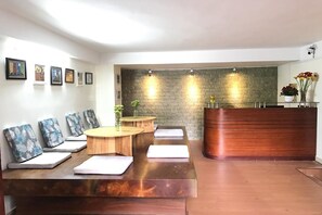 Coin salon dans le hall