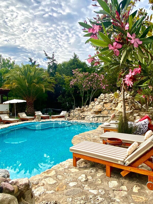 Außenpool, Sonnenschirme, Liegestühle