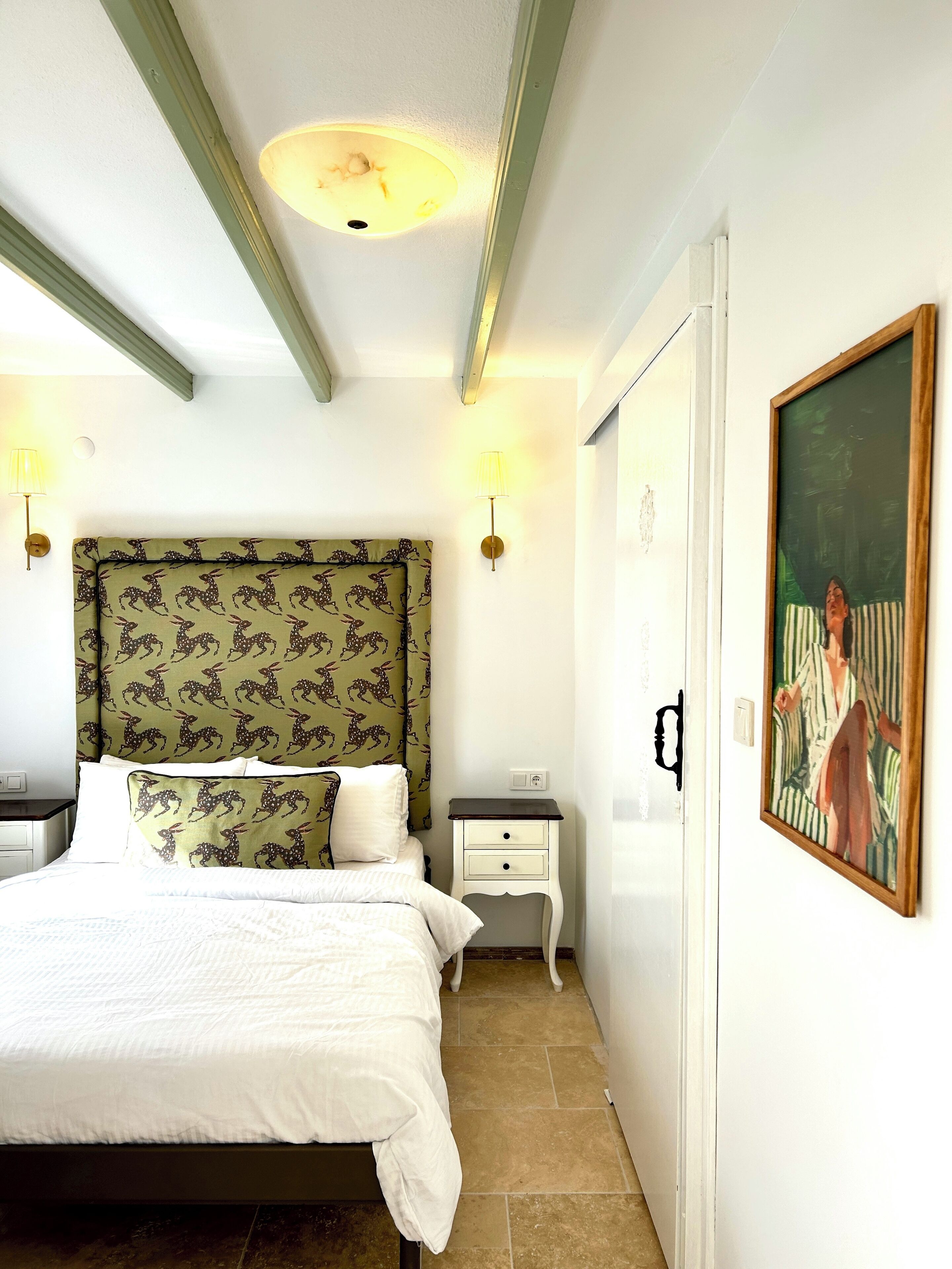 Minibar, escritorio, wifi gratis y ropa de cama 