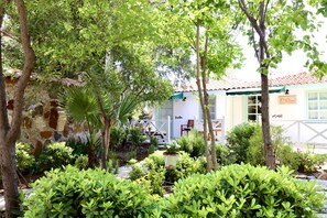 Deluxe-Zimmer, Terrasse, Gartenblick | Ausblick vom Zimmer