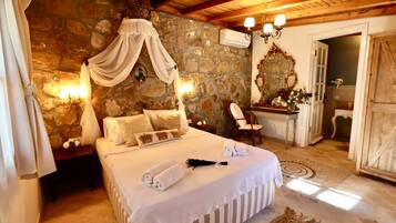 Superior Room, Patio, Pool View | 1 bilik tidur, bar mini, meja, Wi-fi percuma