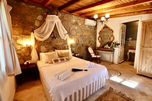 Habitación superior, patio, vistas a la piscina | Minibar, escritorio, wifi gratis y ropa de cama