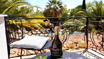 Standard Double Room, Pool View | Vue de la chambre