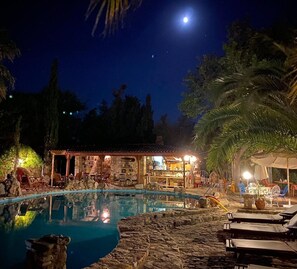 สระว่ายน้ำกลางแจ้ง, ร่มริมสระว่ายน้ำ, เก้าอี้อาบแดดริมสระ