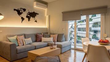 Superior Apartment, 2 Bedrooms, 2 Bathrooms | Ruang tamu | 32 inci televisyen skrin rata dengan digital, TV LED, Netflix