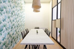 City Apartment, 2 Bedrooms, Patio, Ground Floor | In-room dining