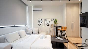 Studio Suite, 1 Bedroom, Private Bathroom, Ground Floor | Ruang tamu | 32 inci televisyen skrin rata dengan digital, TV LED, Netflix