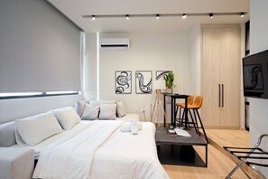 Suite Studio, 1 chambre, salle de bains privée, rez-de-chaussée | Salle de séjour | Télévision à écran plat de 32 pouces avec chaînes numériques