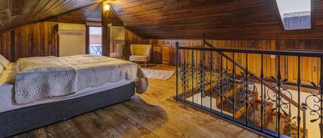 Habitación, 1 cama King size | Ropa de cama de alta calidad, minibar y tabla de planchar con plancha