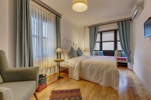 Kahden hengen deluxe-huone | Ylelliset vuodevaatteet, minibaari, silitysrauta/-lauta