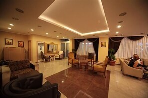 Lobby sitting area - Simper Hotel (Istanbul)