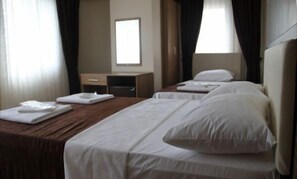 Standard Triple Room | Minibar, in-room safe, desk, free WiFi - Simper Hotel (Istanbul)