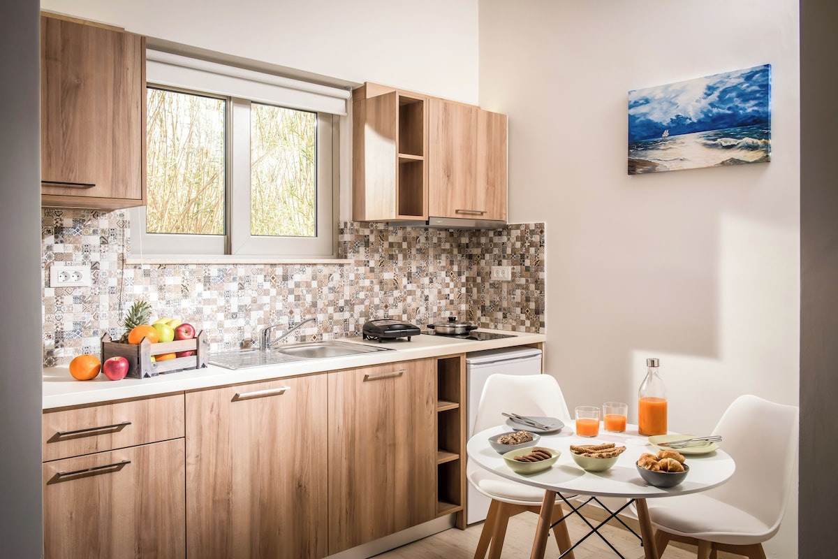 Eine moderne Küche mit Holzschränken, einer gefliesten Spritzschutzwand und einem Essbereich mit gedecktem Tisch für das Frühstück.