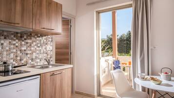 Refrigerador, parrilla de estufa y tetera eléctrica