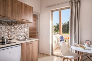 Kjøleskap, kokeplater, vannkoker og kjøkkenutstyr