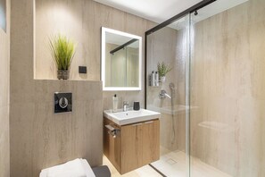 Superior Studio | Bathroom